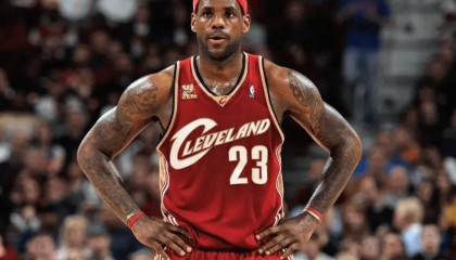  詹姆斯再创纪录，生涯总分破四万  