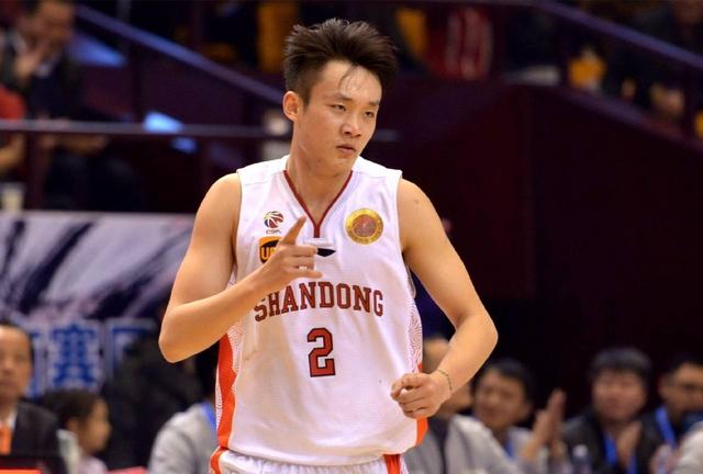  恩比德膝盖伤势反复，76人紧急启动轮换预案  