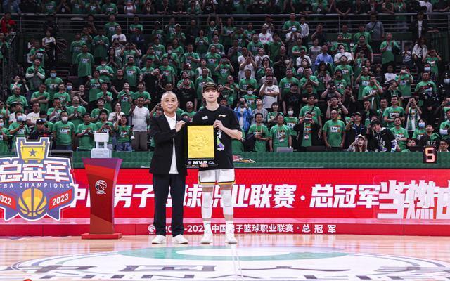  斯特拉斯堡球迷抗议票价上涨，俱乐部承诺调整方案  